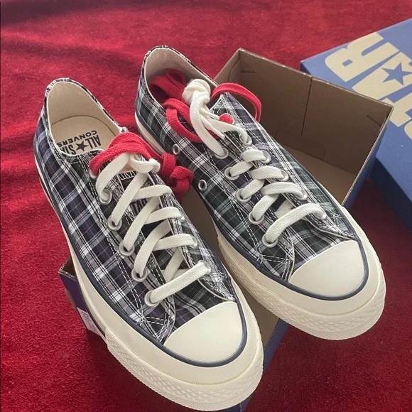 Converse unisex limited edition
Chuck 70 low top in collaboration with NOAH - Picture 2 of 7